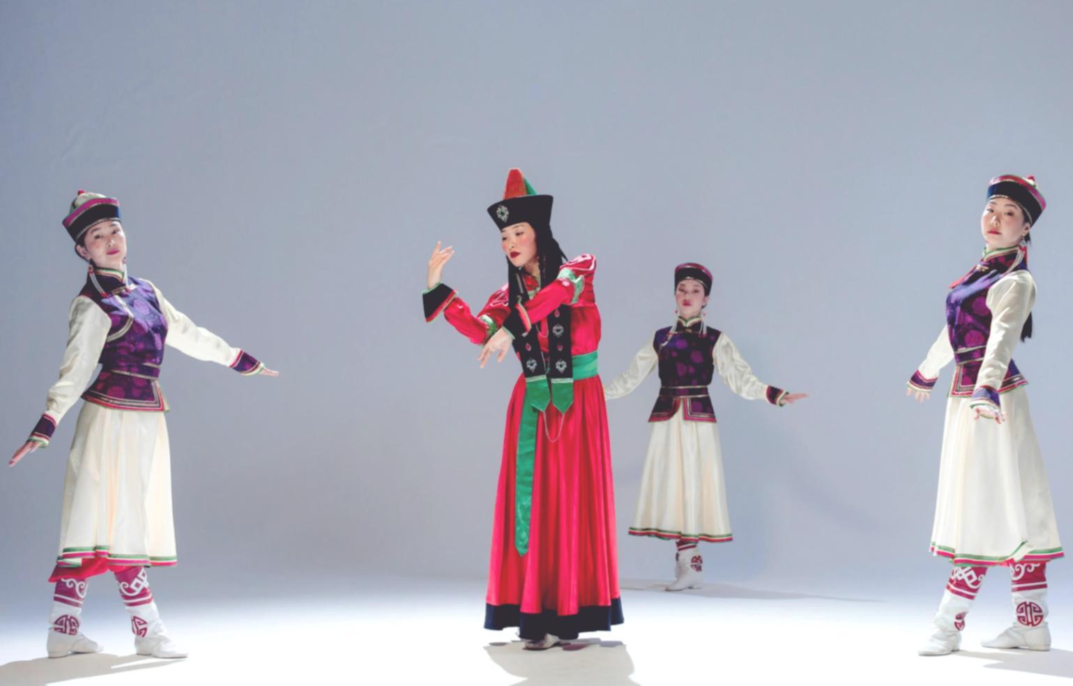 Coppia di ballerini che danza elegantemente il valzer